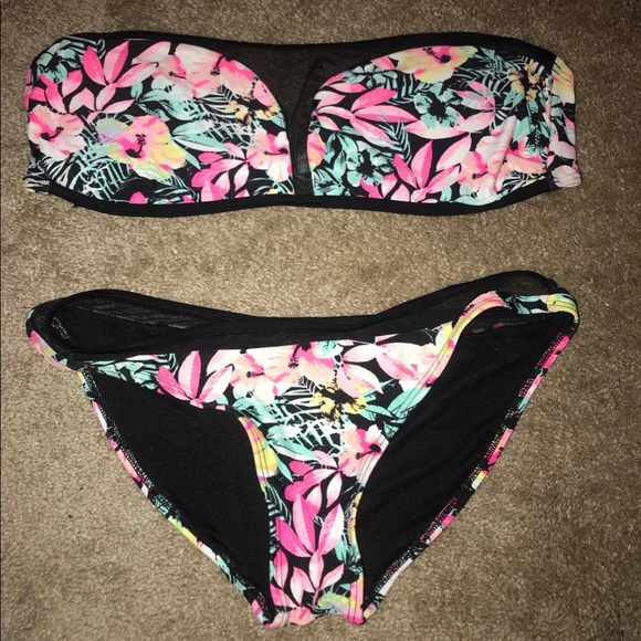Bathing suits - Picture 3 of 6